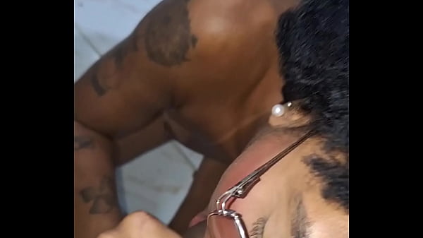 FIQUEI DESFILANDO DE CALCINHA NA FRENTE DO MEU PADRASTO ATÉ ELE ME COMER GOSTOSO